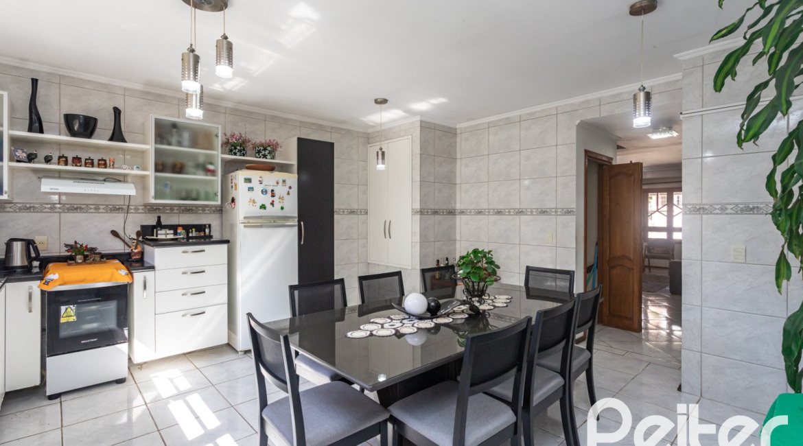 Casa à venda com 234m², 3 dormitórios, 1 suíte, 4 vagas, no bairro Tristeza em Porto Alegre