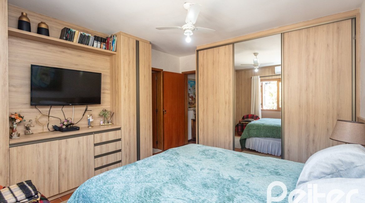 Casa à venda com 234m², 3 dormitórios, 1 suíte, 4 vagas, no bairro Tristeza em Porto Alegre