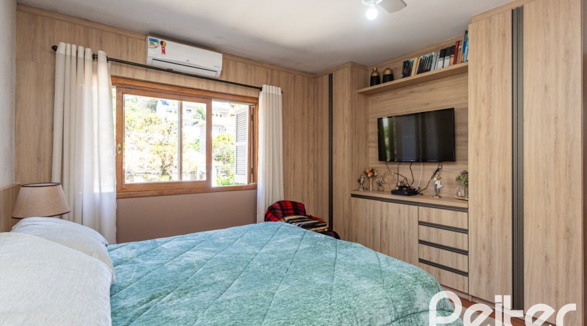Casa à venda com 234m², 3 dormitórios, 1 suíte, 4 vagas, no bairro Tristeza em Porto Alegre