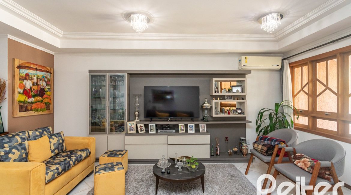 Casa à venda com 234m², 3 dormitórios, 1 suíte, 4 vagas, no bairro Tristeza em Porto Alegre