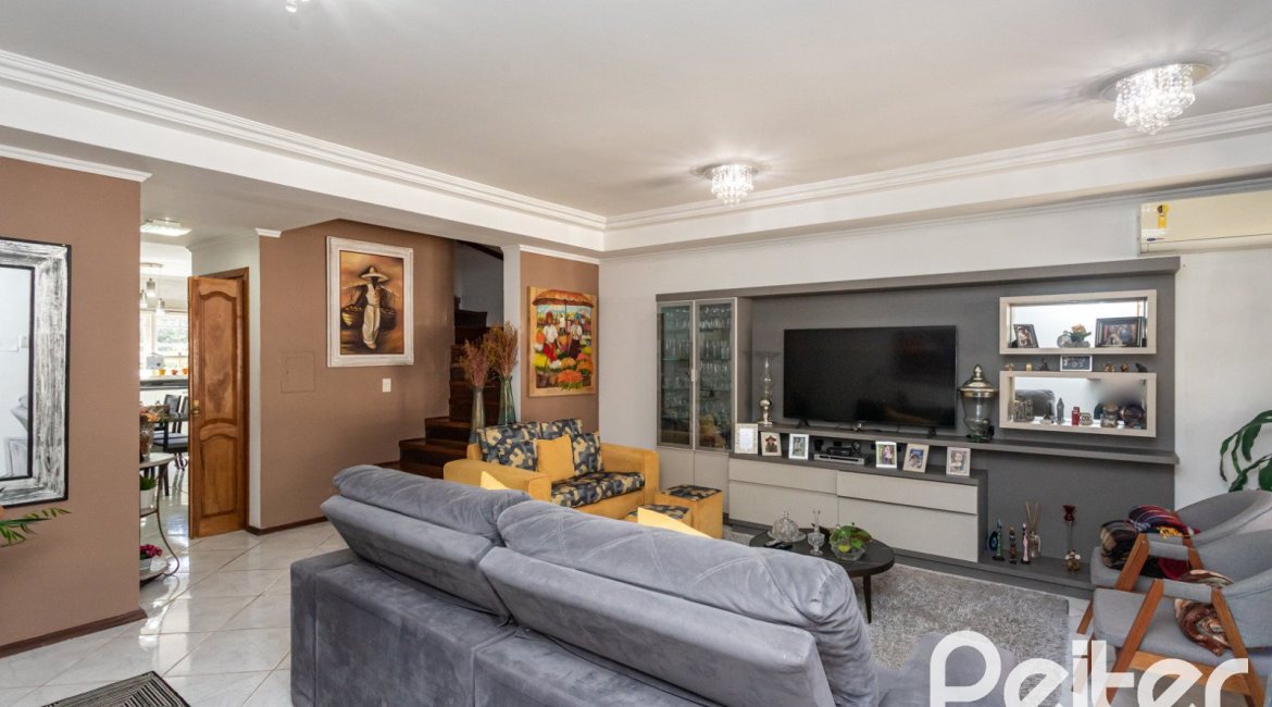 Casa à venda com 234m², 3 dormitórios, 1 suíte, 4 vagas, no bairro Tristeza em Porto Alegre
