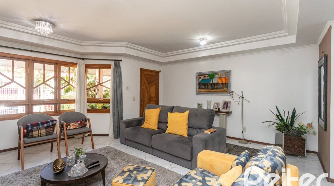 Casa à venda com 234m², 3 dormitórios, 1 suíte, 4 vagas, no bairro Tristeza em Porto Alegre