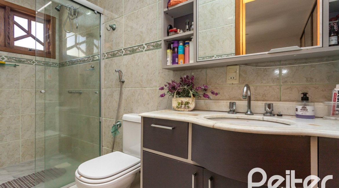 Casa à venda com 234m², 3 dormitórios, 1 suíte, 4 vagas, no bairro Tristeza em Porto Alegre