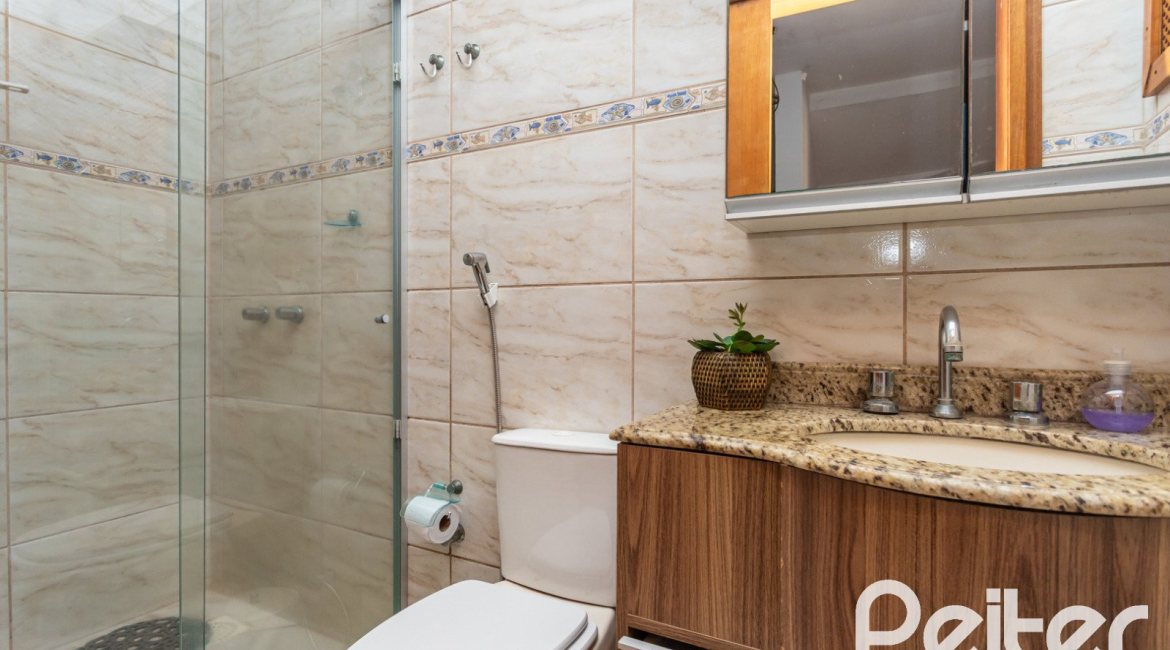 Casa à venda com 234m², 3 dormitórios, 1 suíte, 4 vagas, no bairro Tristeza em Porto Alegre