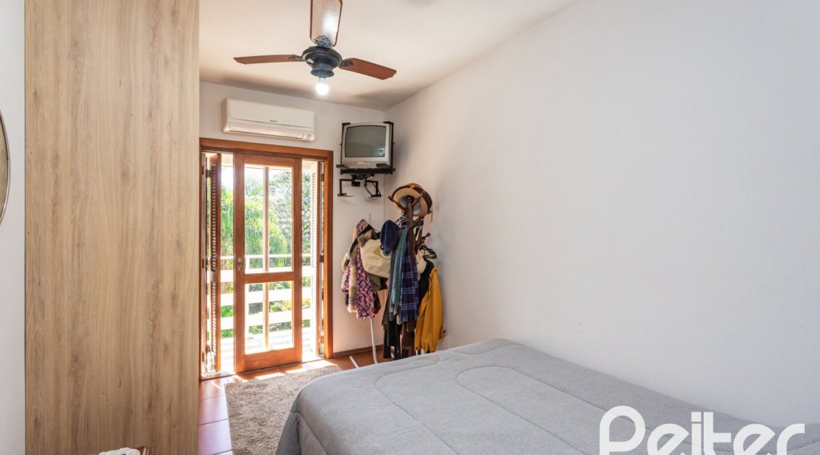 Casa à venda com 234m², 3 dormitórios, 1 suíte, 4 vagas, no bairro Tristeza em Porto Alegre