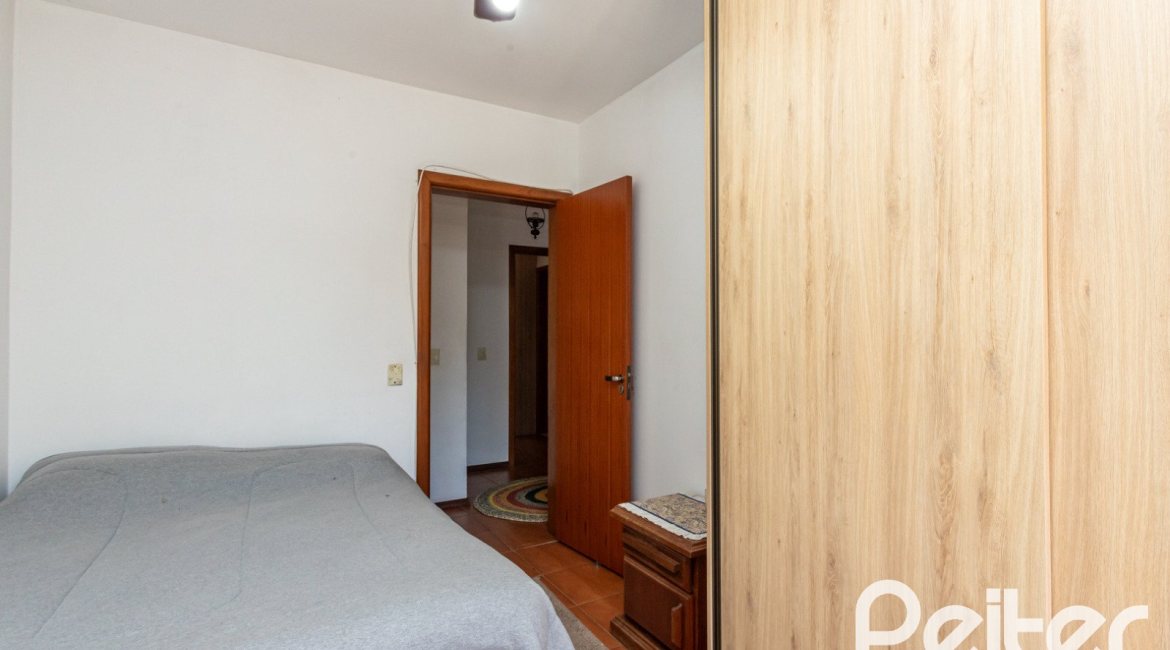 Casa à venda com 234m², 3 dormitórios, 1 suíte, 4 vagas, no bairro Tristeza em Porto Alegre