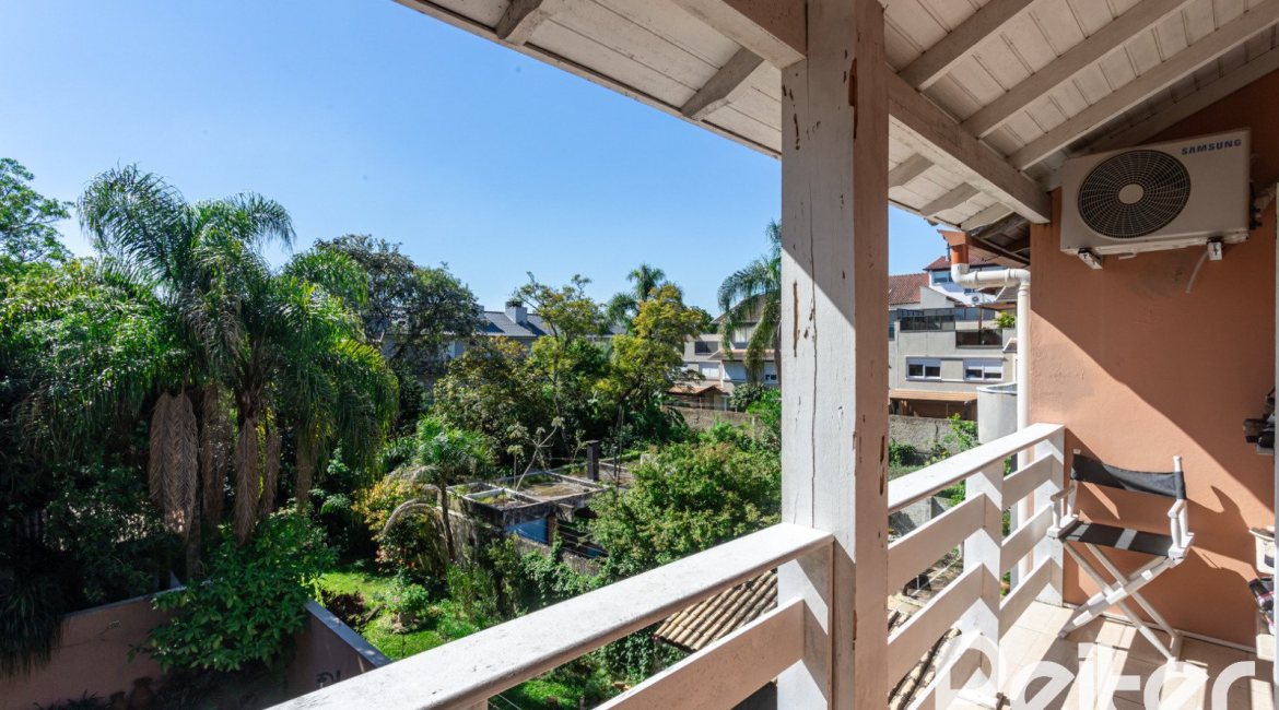 Casa à venda com 234m², 3 dormitórios, 1 suíte, 4 vagas, no bairro Tristeza em Porto Alegre