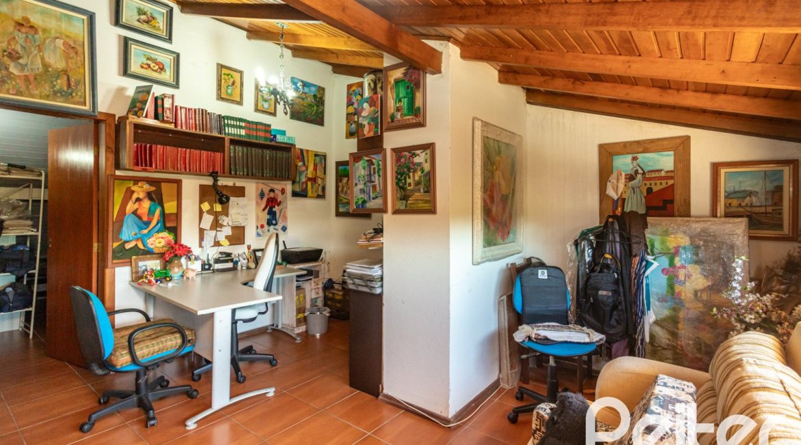 Casa à venda com 234m², 3 dormitórios, 1 suíte, 4 vagas, no bairro Tristeza em Porto Alegre