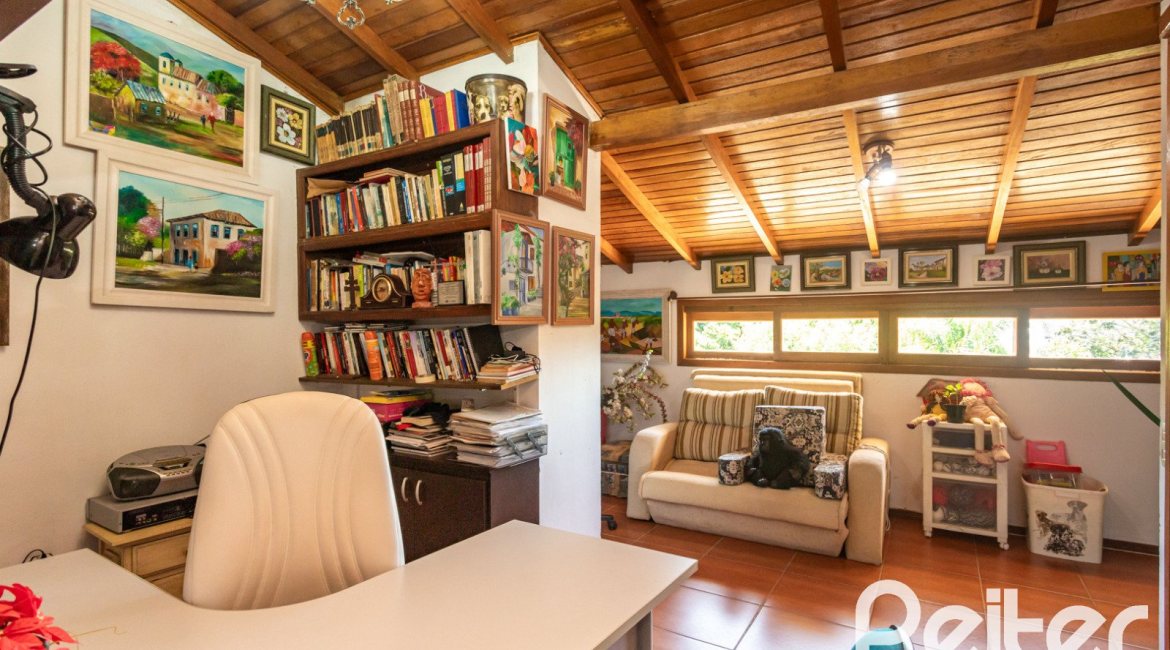 Casa à venda com 234m², 3 dormitórios, 1 suíte, 4 vagas, no bairro Tristeza em Porto Alegre