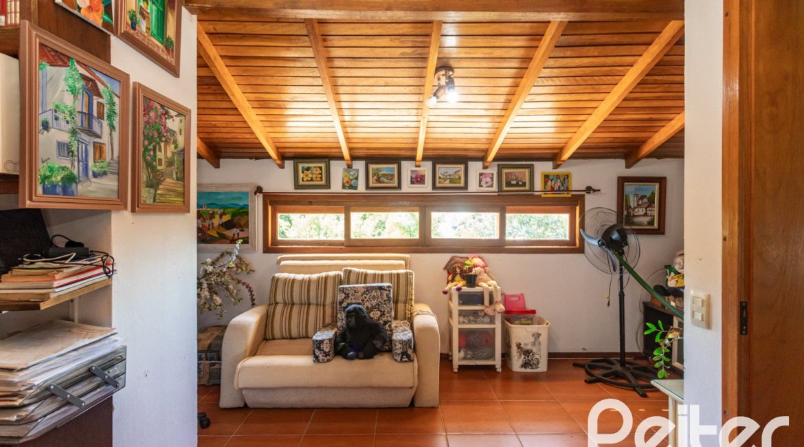 Casa à venda com 234m², 3 dormitórios, 1 suíte, 4 vagas, no bairro Tristeza em Porto Alegre