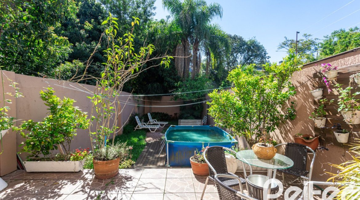 Casa à venda com 234m², 3 dormitórios, 1 suíte, 4 vagas, no bairro Tristeza em Porto Alegre