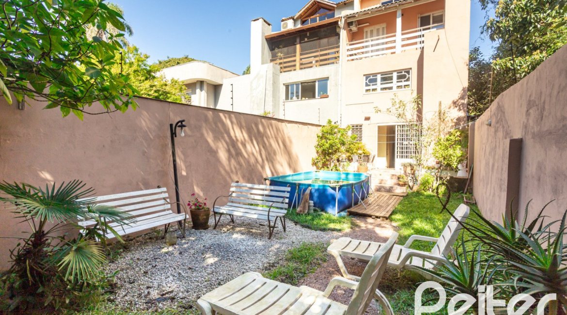 Casa à venda com 234m², 3 dormitórios, 1 suíte, 4 vagas, no bairro Tristeza em Porto Alegre