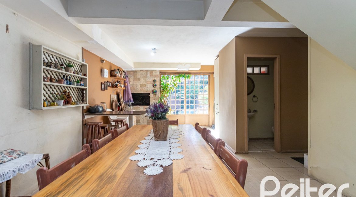 Casa à venda com 234m², 3 dormitórios, 1 suíte, 4 vagas, no bairro Tristeza em Porto Alegre