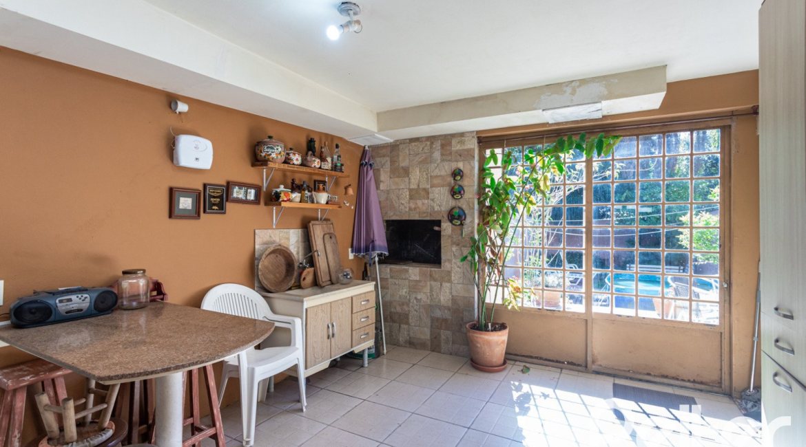 Casa à venda com 234m², 3 dormitórios, 1 suíte, 4 vagas, no bairro Tristeza em Porto Alegre