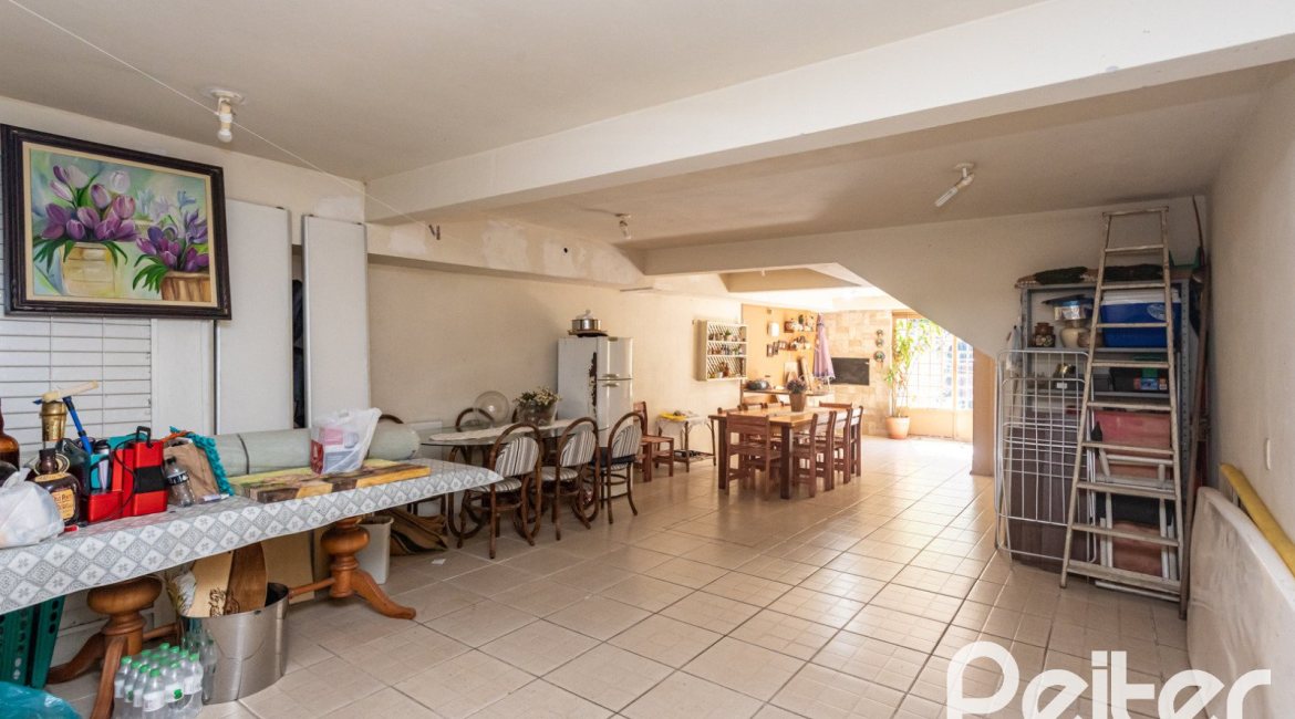 Casa à venda com 234m², 3 dormitórios, 1 suíte, 4 vagas, no bairro Tristeza em Porto Alegre