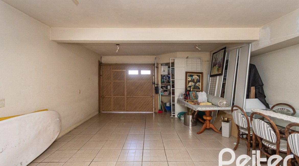 Casa à venda com 234m², 3 dormitórios, 1 suíte, 4 vagas, no bairro Tristeza em Porto Alegre