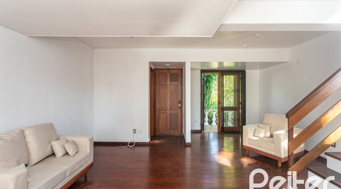 Casa à venda com 199m², 3 dormitórios, 1 suíte, 3 vagas, no bairro Ipanema em Porto Alegre