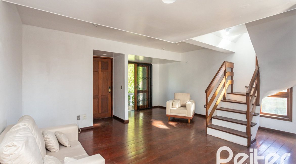 Casa à venda com 199m², 3 dormitórios, 1 suíte, 3 vagas, no bairro Ipanema em Porto Alegre
