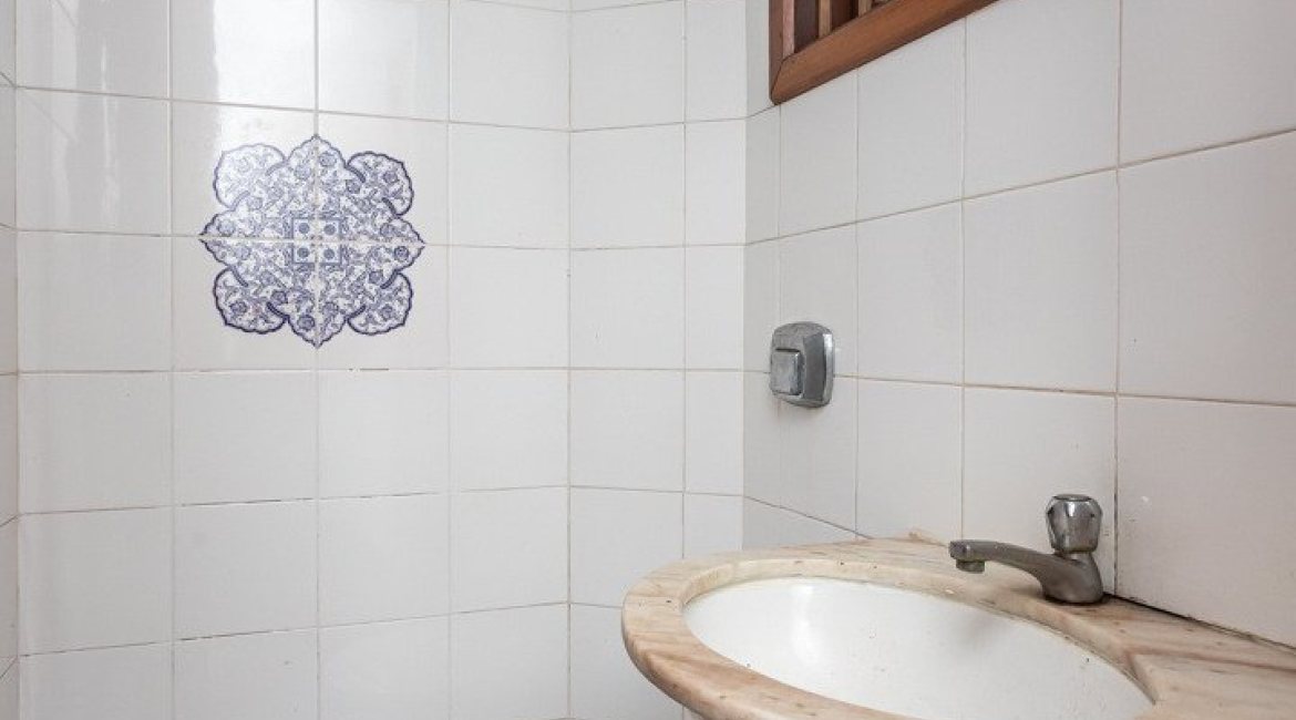 Casa à venda com 199m², 3 dormitórios, 1 suíte, 3 vagas, no bairro Ipanema em Porto Alegre