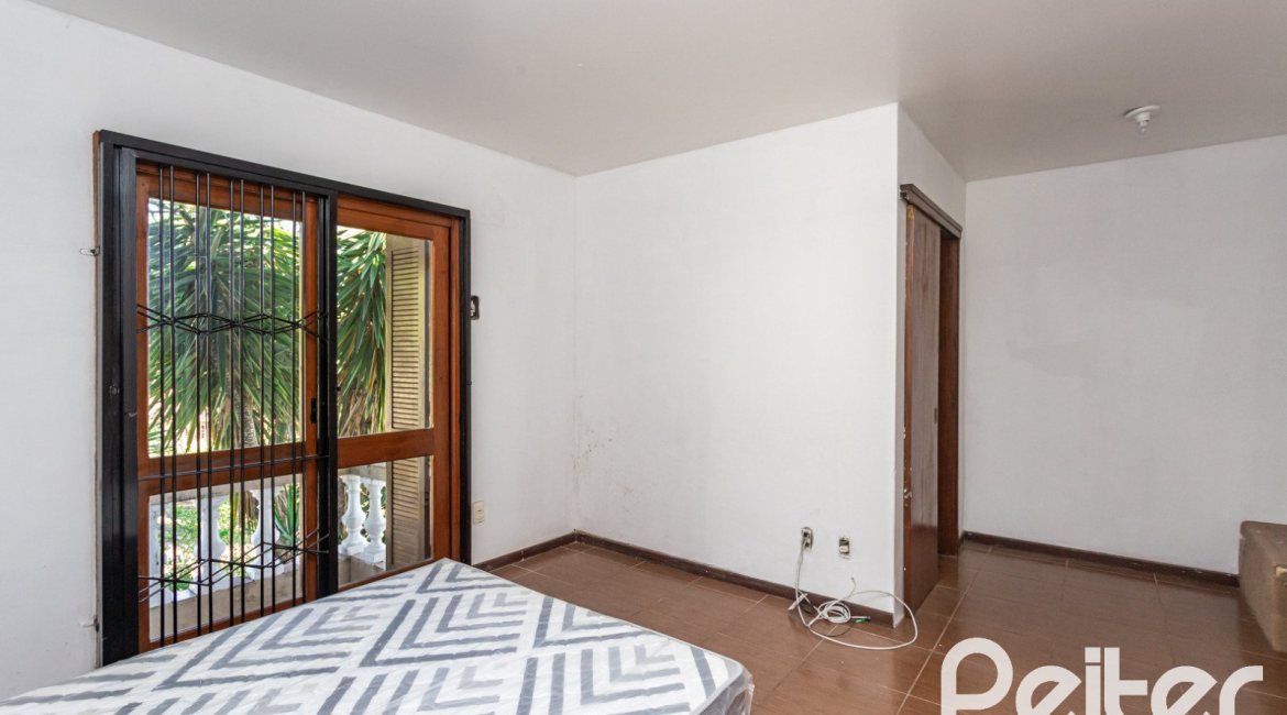 Casa à venda com 199m², 3 dormitórios, 1 suíte, 3 vagas, no bairro Ipanema em Porto Alegre