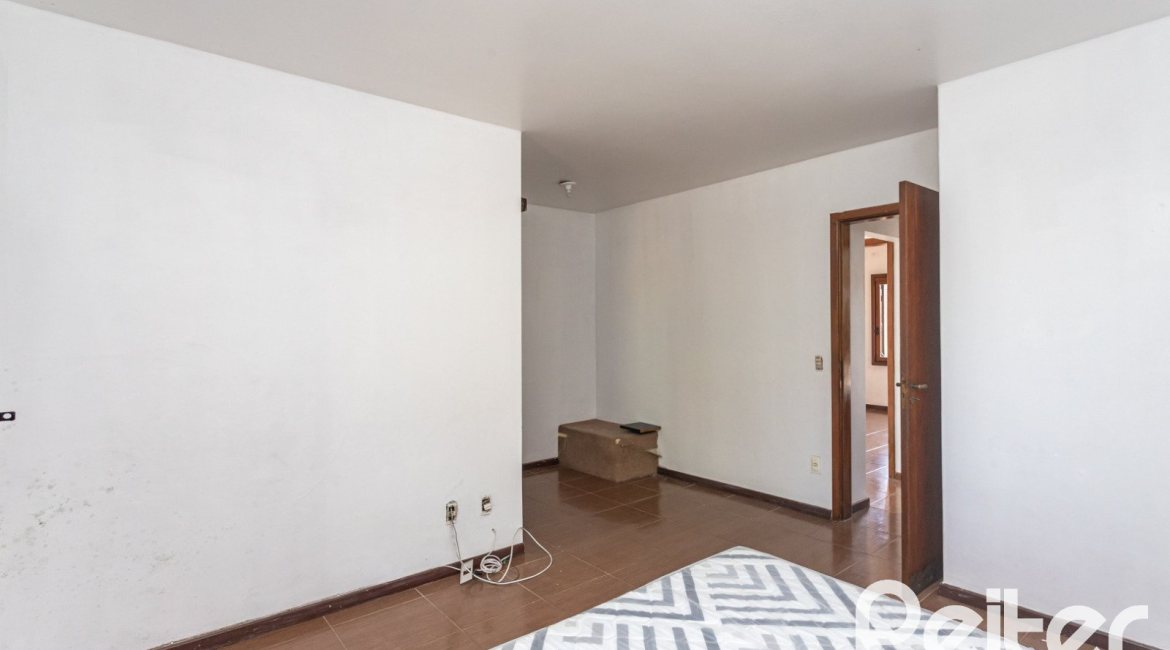 Casa à venda com 199m², 3 dormitórios, 1 suíte, 3 vagas, no bairro Ipanema em Porto Alegre