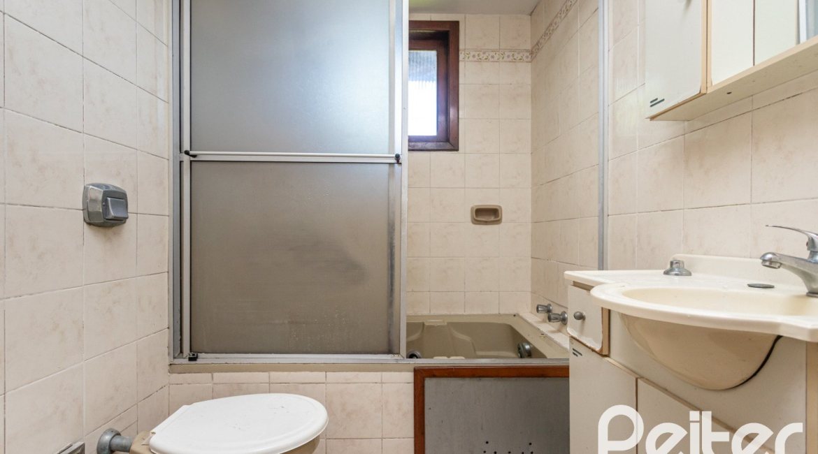 Casa à venda com 199m², 3 dormitórios, 1 suíte, 3 vagas, no bairro Ipanema em Porto Alegre