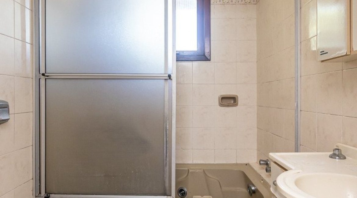 Casa à venda com 199m², 3 dormitórios, 1 suíte, 3 vagas, no bairro Ipanema em Porto Alegre