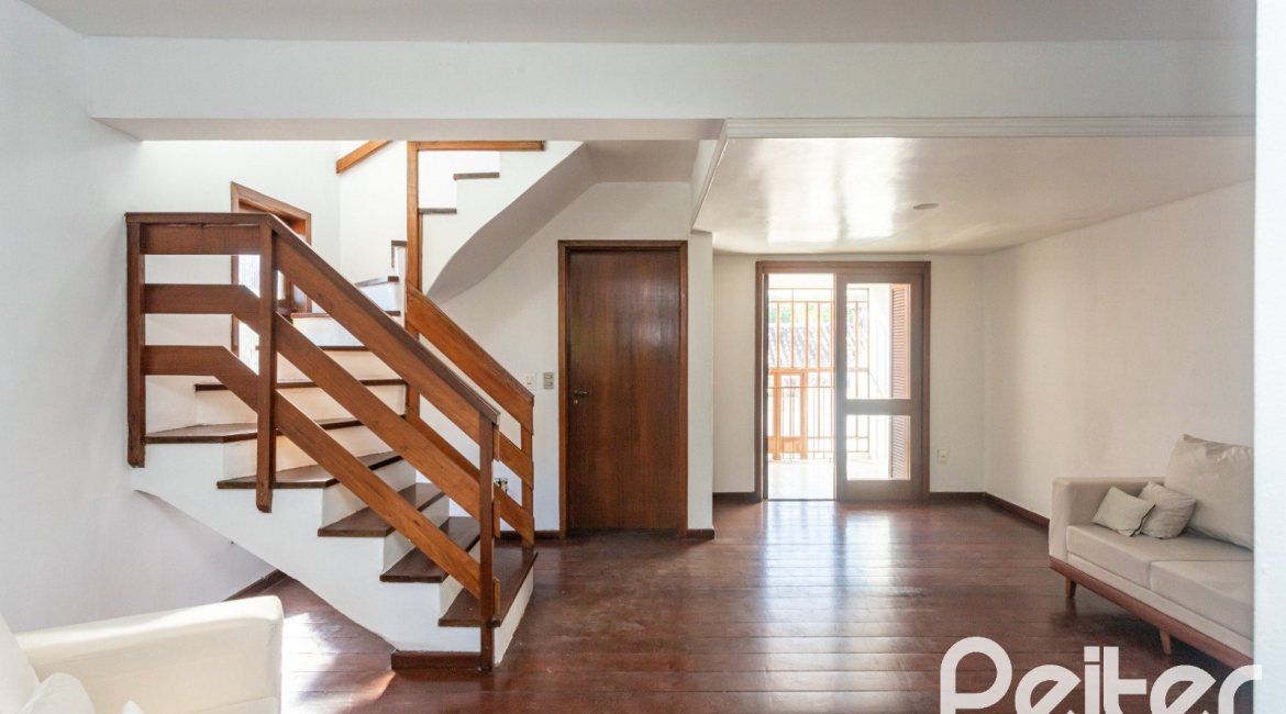 Casa à venda com 199m², 3 dormitórios, 1 suíte, 3 vagas, no bairro Ipanema em Porto Alegre