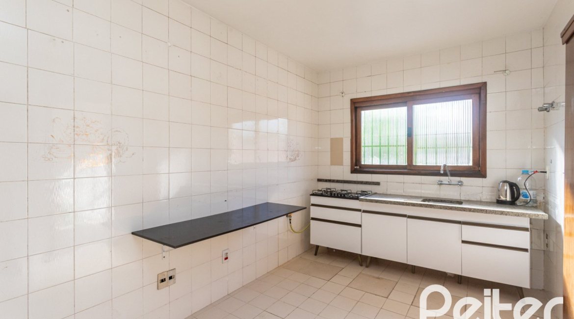 Casa à venda com 199m², 3 dormitórios, 1 suíte, 3 vagas, no bairro Ipanema em Porto Alegre