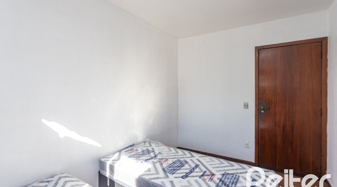 Casa à venda com 199m², 3 dormitórios, 1 suíte, 3 vagas, no bairro Ipanema em Porto Alegre