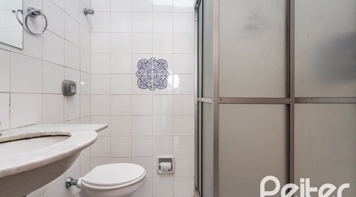 Casa à venda com 199m², 3 dormitórios, 1 suíte, 3 vagas, no bairro Ipanema em Porto Alegre