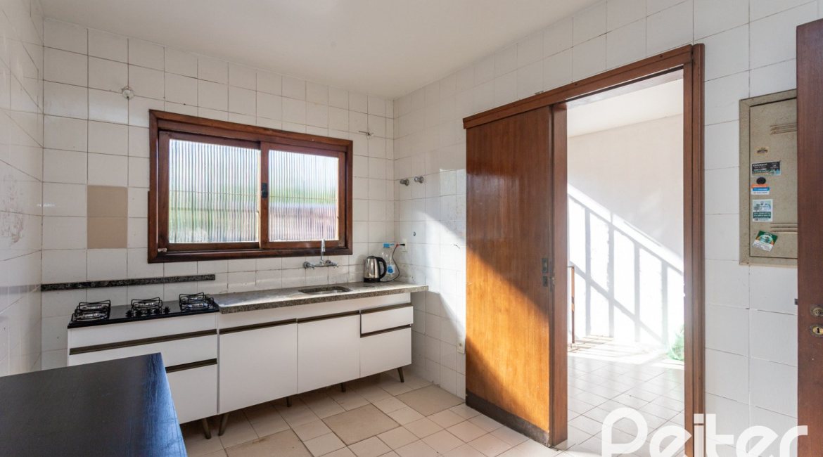 Casa à venda com 199m², 3 dormitórios, 1 suíte, 3 vagas, no bairro Ipanema em Porto Alegre