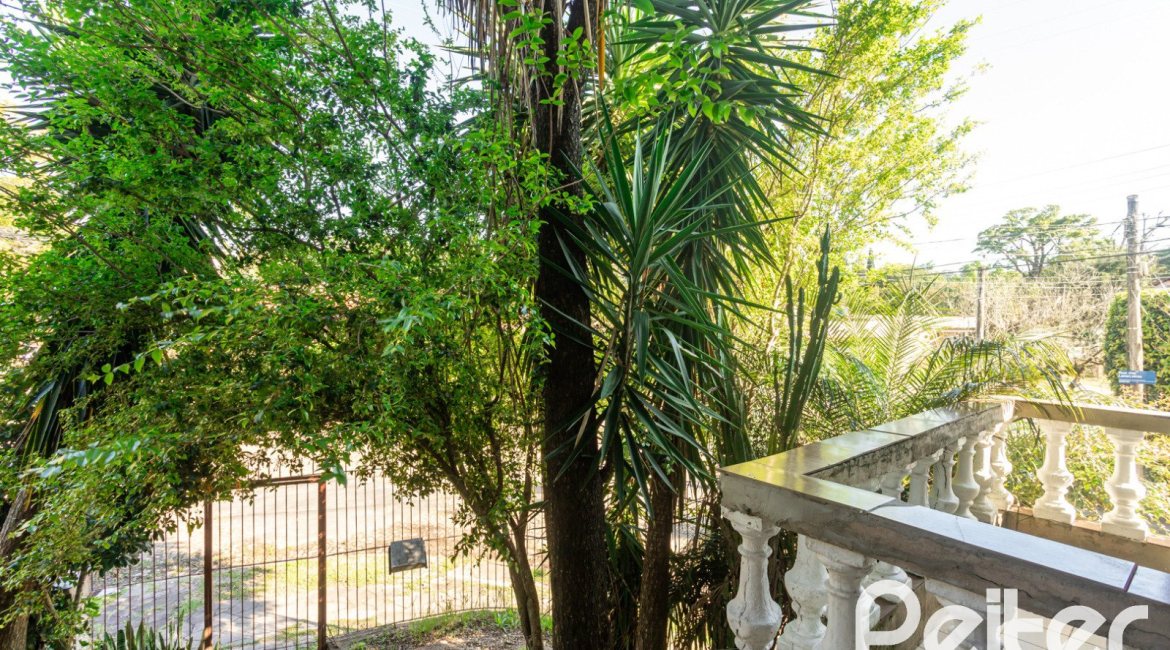 Casa à venda com 199m², 3 dormitórios, 1 suíte, 3 vagas, no bairro Ipanema em Porto Alegre