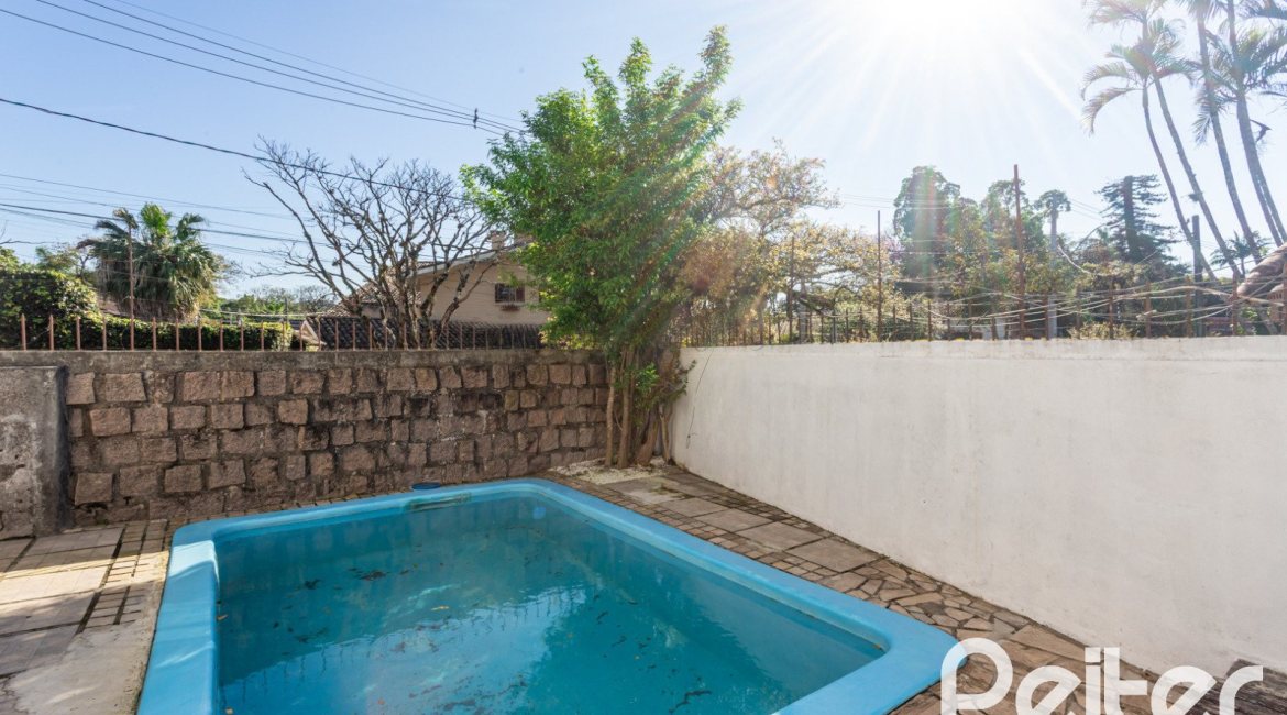 Casa à venda com 199m², 3 dormitórios, 1 suíte, 3 vagas, no bairro Ipanema em Porto Alegre