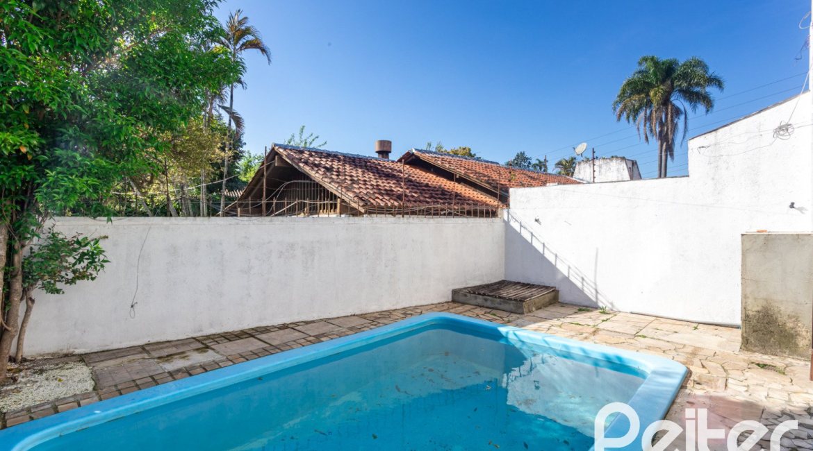 Casa à venda com 199m², 3 dormitórios, 1 suíte, 3 vagas, no bairro Ipanema em Porto Alegre