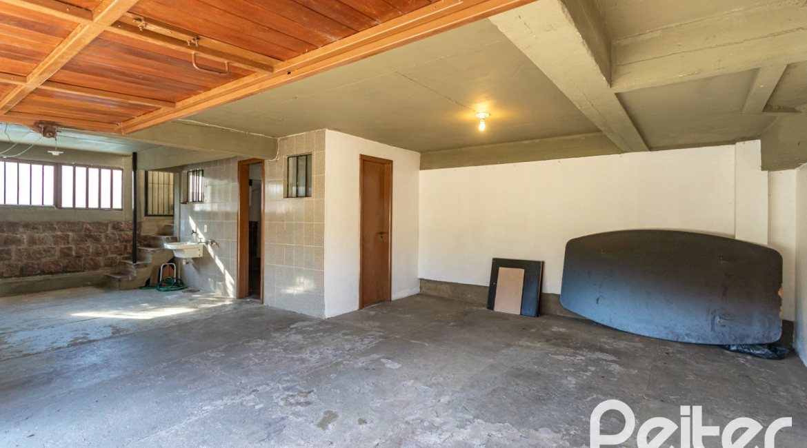 Casa à venda com 199m², 3 dormitórios, 1 suíte, 3 vagas, no bairro Ipanema em Porto Alegre