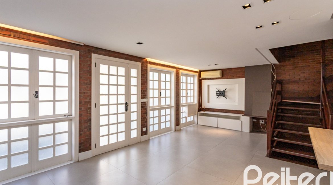 Casa em Condomínio à venda com 193m², 3 dormitórios, 2 suítes, 2 vagas, no bairro Chácara das Pedras em Porto Alegre