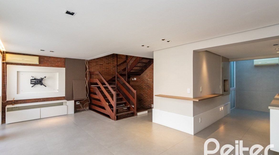 Casa em Condomínio à venda com 193m², 3 dormitórios, 2 suítes, 2 vagas, no bairro Chácara das Pedras em Porto Alegre