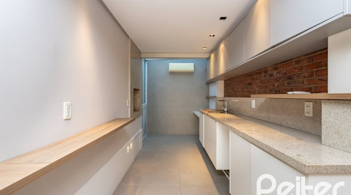 Casa em Condomínio à venda com 193m², 3 dormitórios, 2 suítes, 2 vagas, no bairro Chácara das Pedras em Porto Alegre