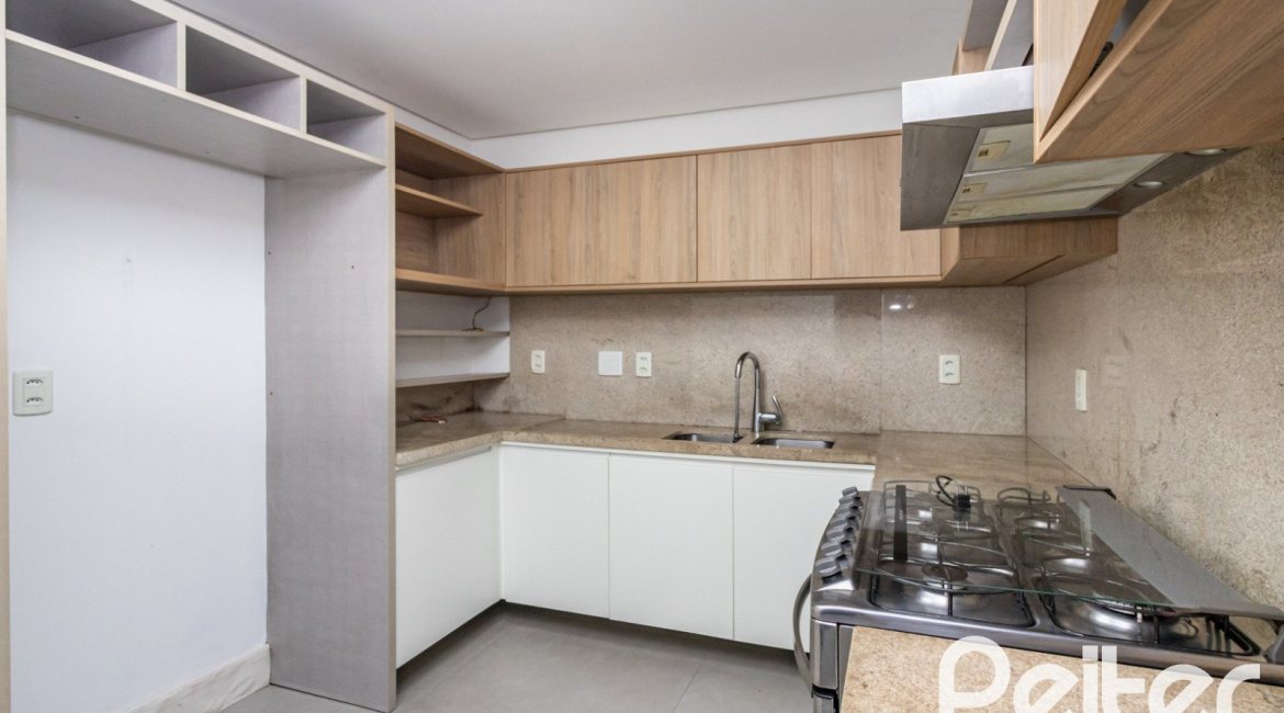 Casa em Condomínio à venda com 193m², 3 dormitórios, 2 suítes, 2 vagas, no bairro Chácara das Pedras em Porto Alegre