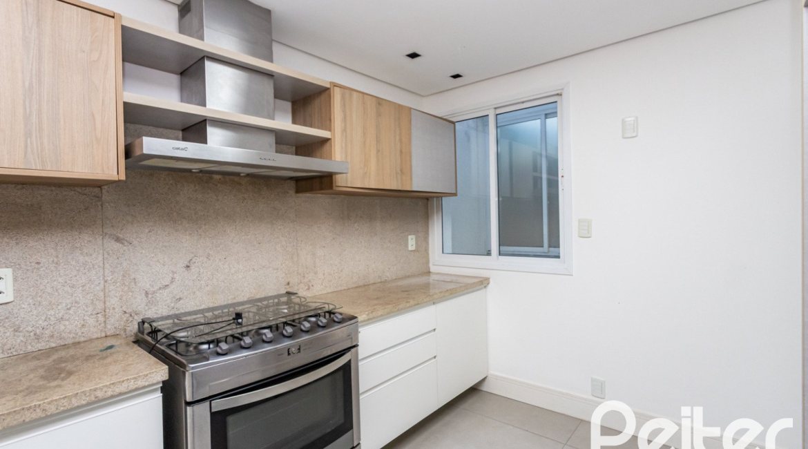 Casa em Condomínio à venda com 193m², 3 dormitórios, 2 suítes, 2 vagas, no bairro Chácara das Pedras em Porto Alegre