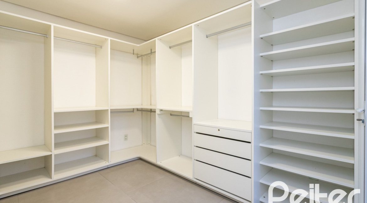 Casa em Condomínio à venda com 193m², 3 dormitórios, 2 suítes, 2 vagas, no bairro Chácara das Pedras em Porto Alegre