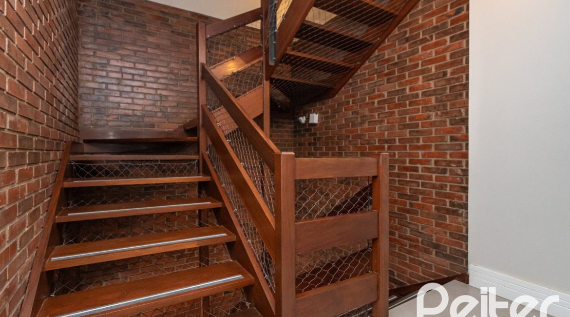 Casa em Condomínio à venda com 193m², 3 dormitórios, 2 suítes, 2 vagas, no bairro Chácara das Pedras em Porto Alegre