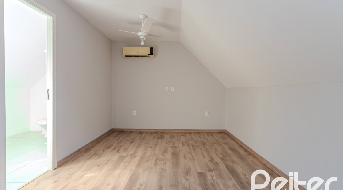 Casa em Condomínio à venda com 193m², 3 dormitórios, 2 suítes, 2 vagas, no bairro Chácara das Pedras em Porto Alegre