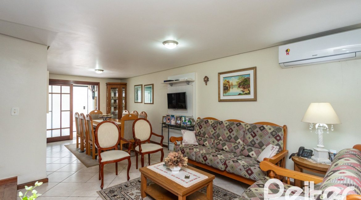 Casa à venda com 157m², 3 dormitórios, 1 suíte, 2 vagas, no bairro Ipanema em Porto Alegre