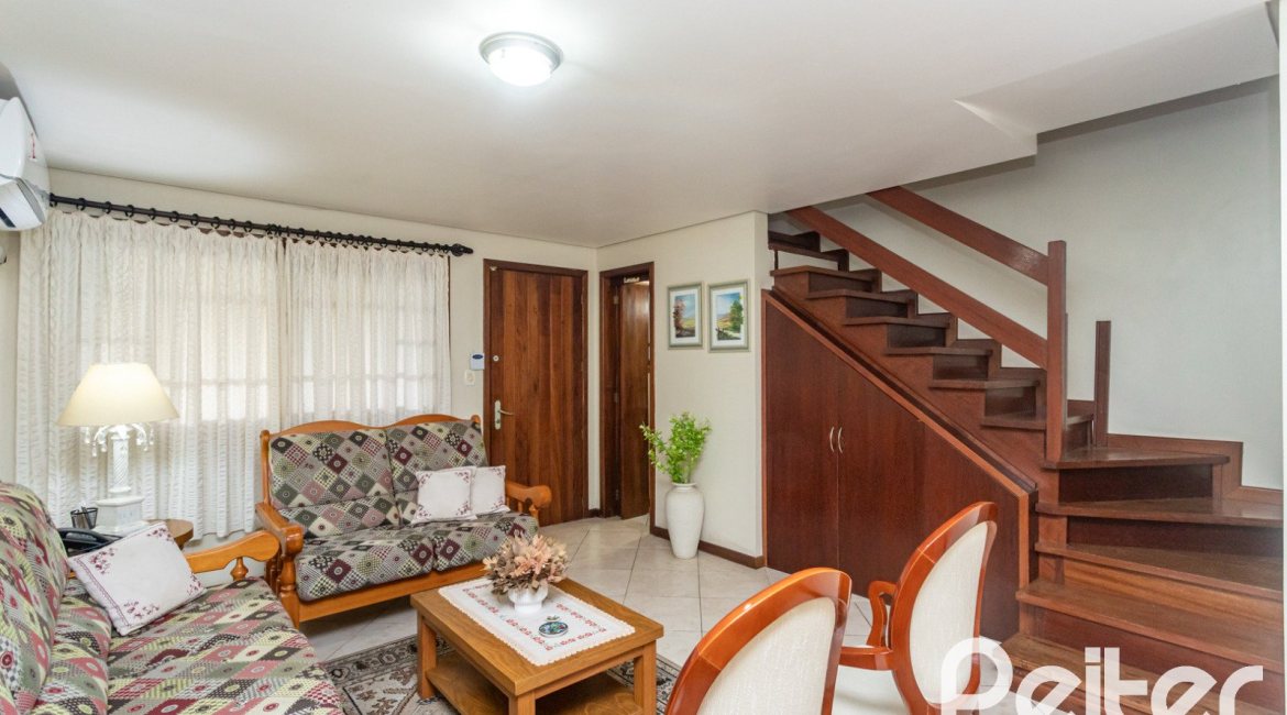 Casa à venda com 157m², 3 dormitórios, 1 suíte, 2 vagas, no bairro Ipanema em Porto Alegre