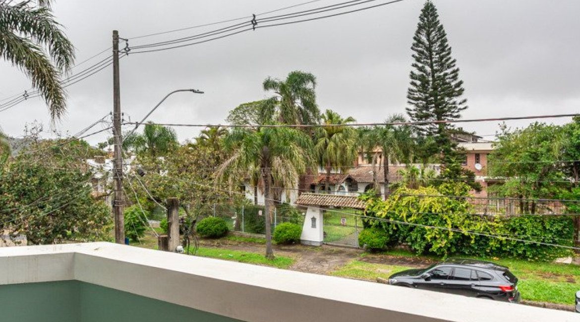 Casa à venda com 157m², 3 dormitórios, 1 suíte, 2 vagas, no bairro Ipanema em Porto Alegre