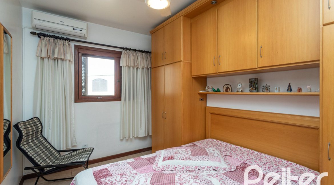 Casa à venda com 157m², 3 dormitórios, 1 suíte, 2 vagas, no bairro Ipanema em Porto Alegre