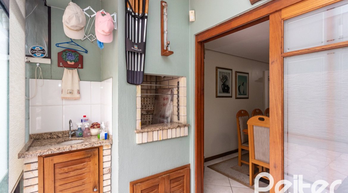 Casa à venda com 157m², 3 dormitórios, 1 suíte, 2 vagas, no bairro Ipanema em Porto Alegre