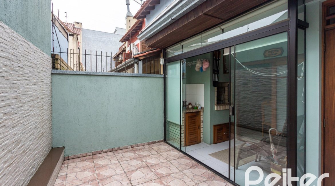 Casa à venda com 157m², 3 dormitórios, 1 suíte, 2 vagas, no bairro Ipanema em Porto Alegre